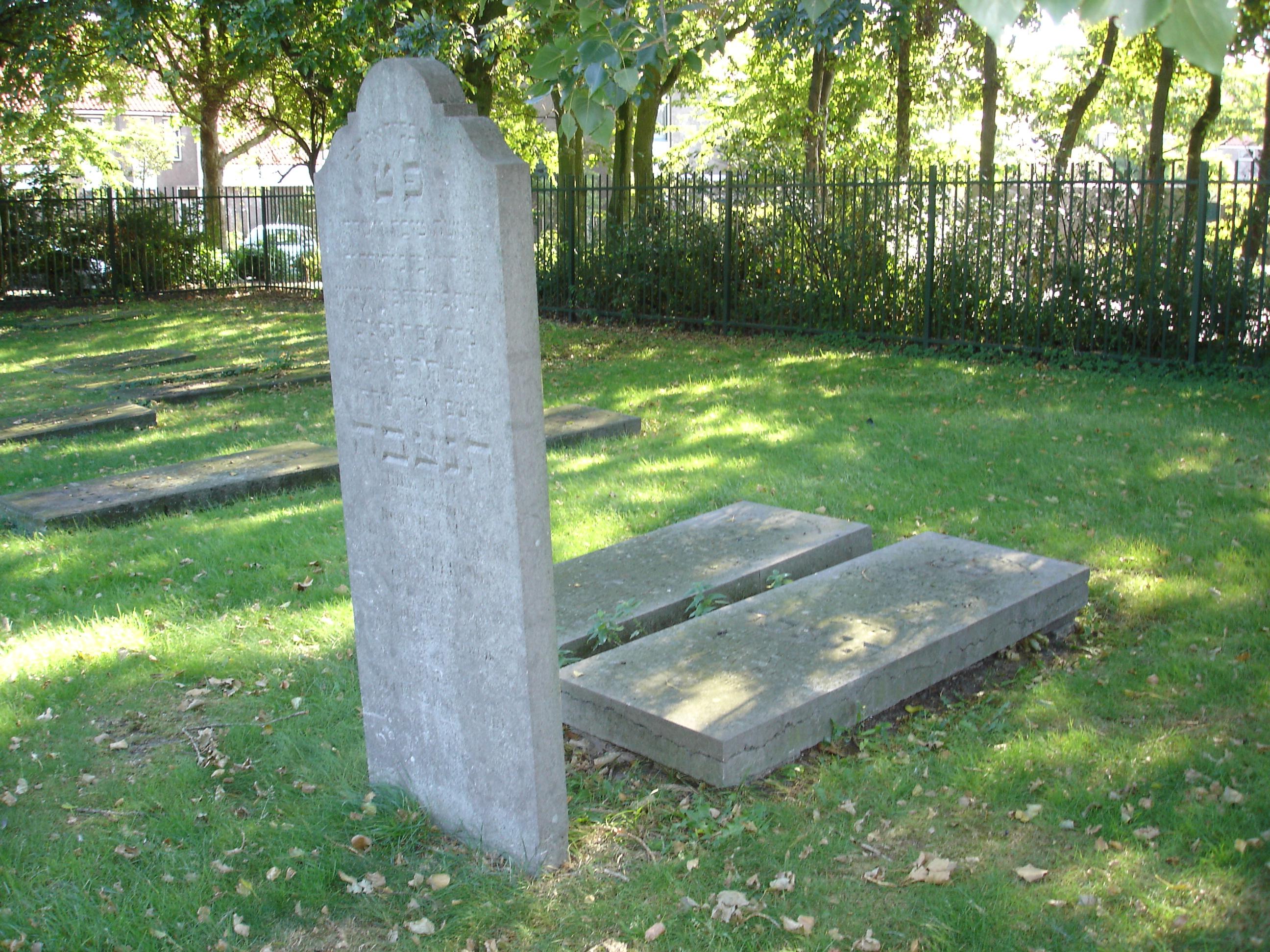 Monument voor de gevallene en gedenkstenen voor de vermoorde Joodse Naaldwijkers
