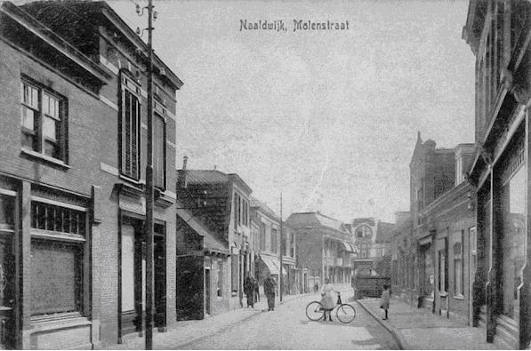 Jodenschool en mikwe aan de Molenstraat; het kleine en lage huisje links, naast het poortje